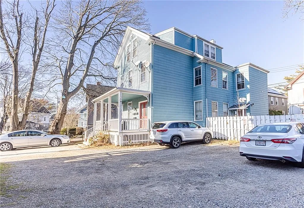 3 bed, 1.0 bath, 1209 sqft, $2,800 — Photo 2