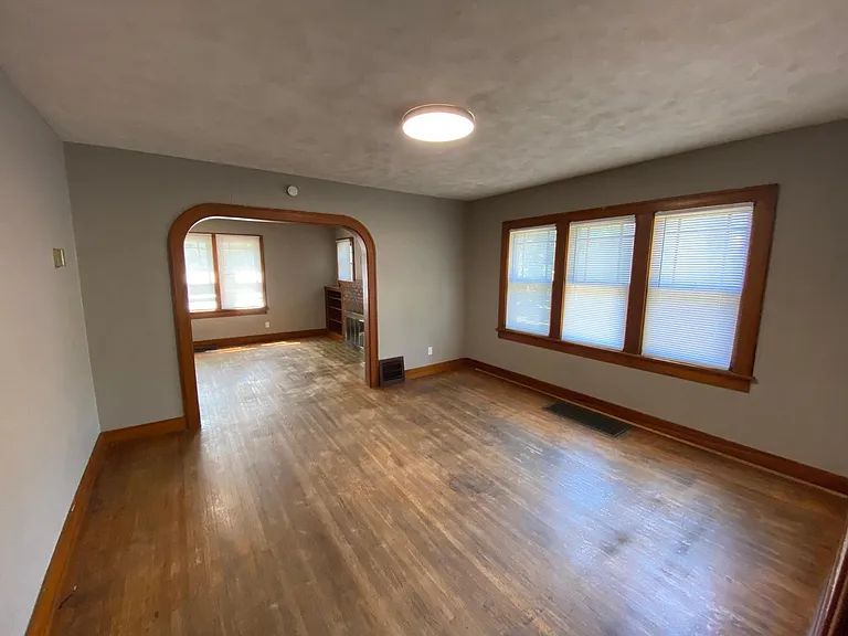 915 E Delmar St — Photo 2