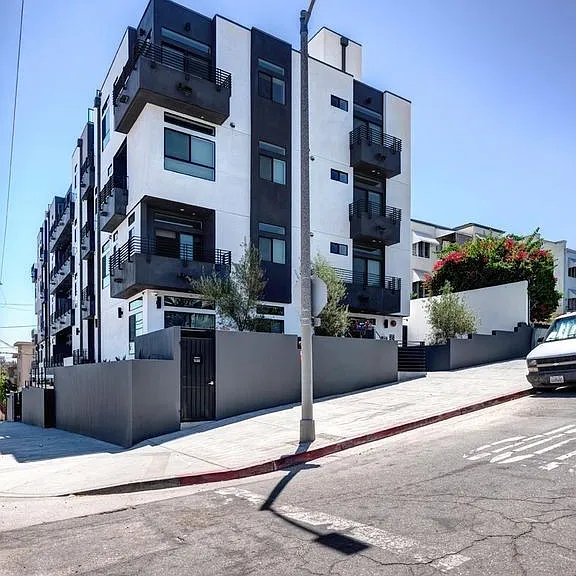 338 N Mariposa Ave — Photo 3