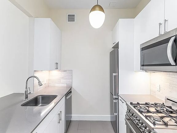 5th image of 110 Greenwich St APT 3C