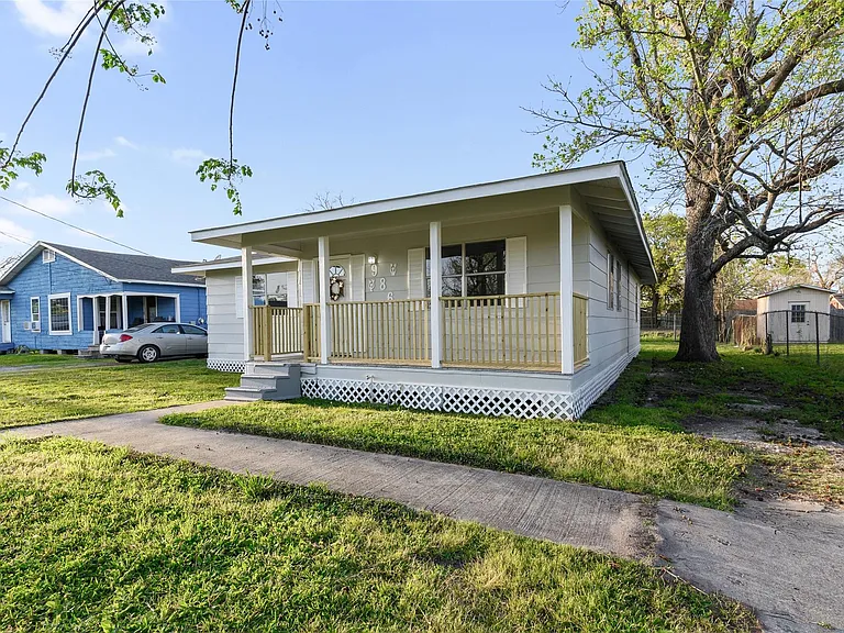 986 Dewalt St — Photo 2