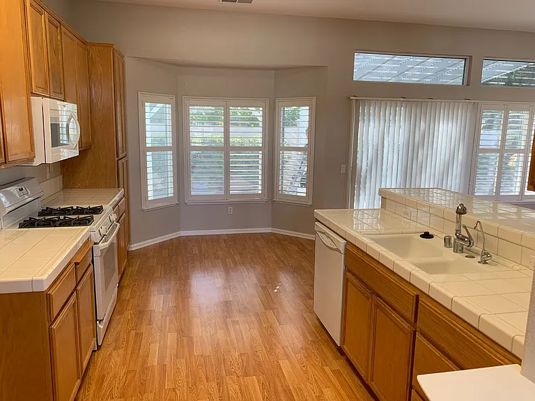 1600 Jubilee Dr — Photo 5