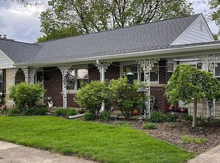 8 E Glade Rd, Palatine, IL 60067