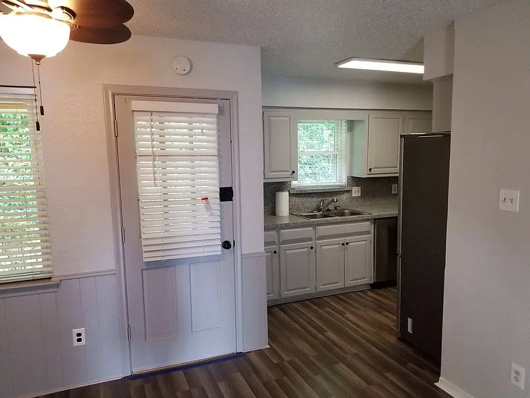 2430 Lakeview Cir — Photo 6