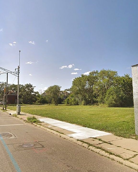 2nd image of 5560 W Warren Ave