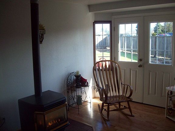 4th image of 211 N Pioneer St