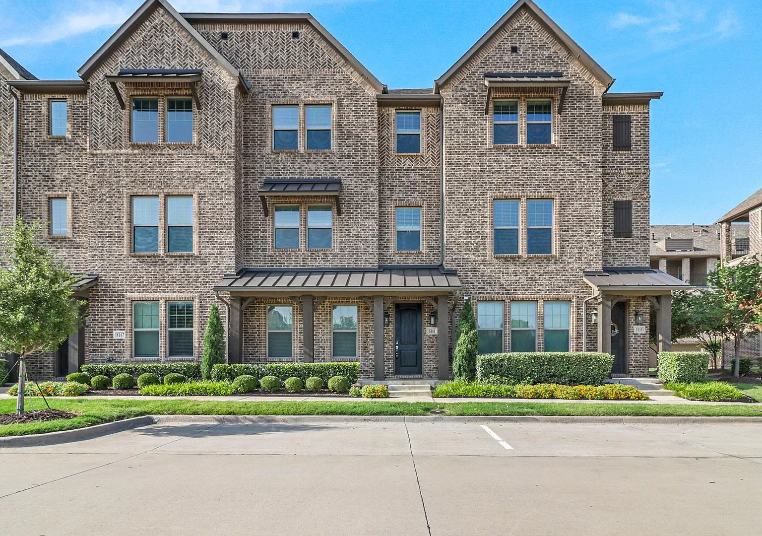 Luxury Townhome in The Heart of Frisco — Photo 1