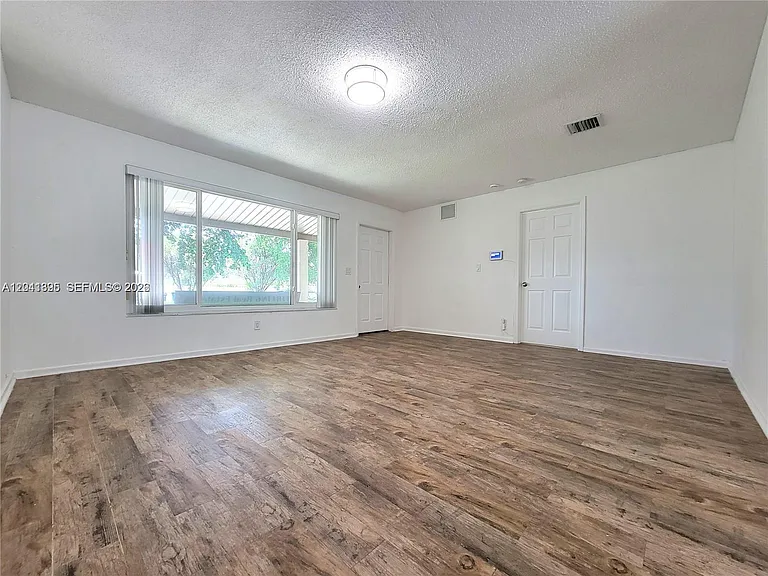 5721 Jefferson St — Photo 19