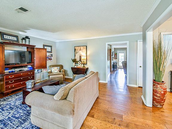 5th image of 909 Rosewood Dr