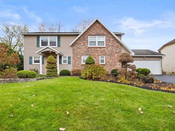 20 Sanders Farm Dr, Penfield, NY 14526