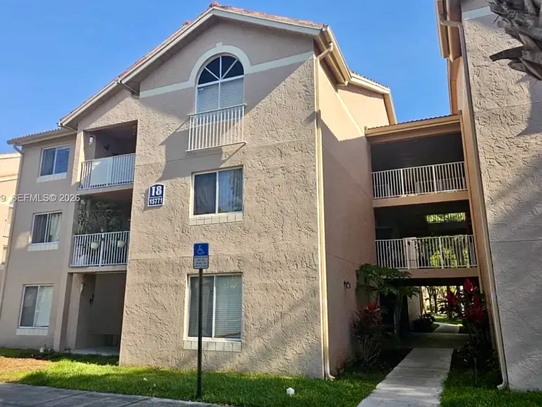 15771 SW 106th Ter #302 — Photo 8