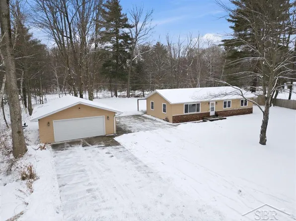 4159 Maple St, Sanford, MI 48657