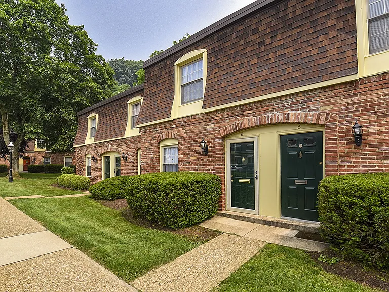 River Oaks Townhomes at Fox Chapel — Photo 33