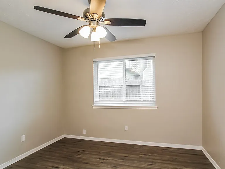 302 Dunford Ct — Photo 12
