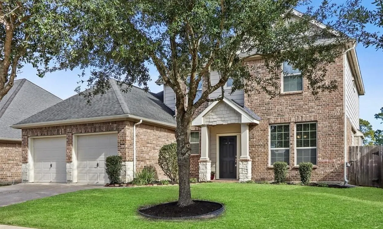 4 bed, 2.5 bath, 2528 sqft, $2,500 — Photo 2
