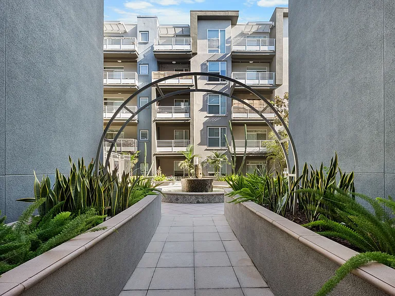 Stadium House Apartments — Photo 27