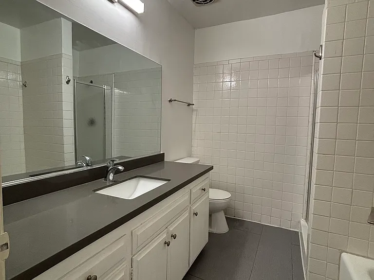 2042 N Beachwood Dr #4 — Photo 7