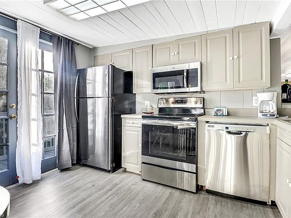 4th image of 216 Miramar St