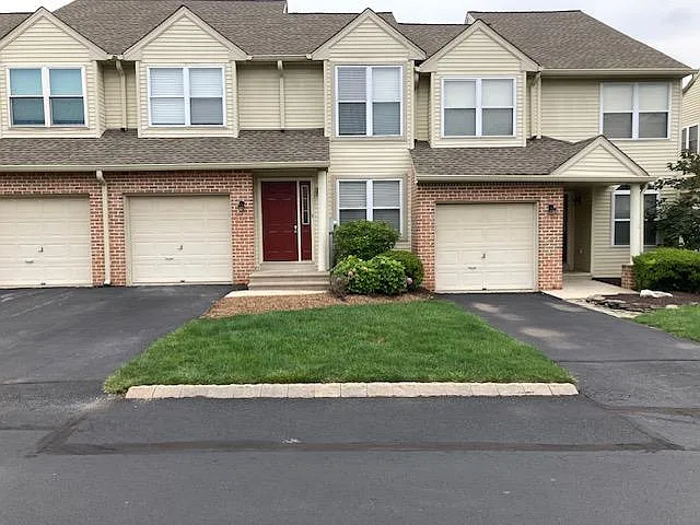 327 Oxford Pl — Photo 1