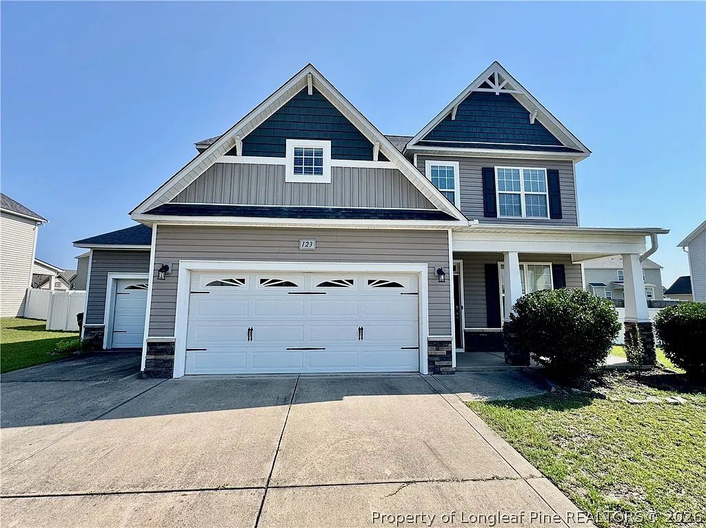 4 bed, 2.5 bath, 2361 sqft, $2,100 — Photo 3