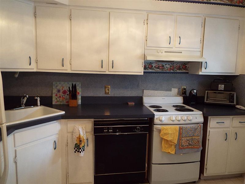 4th image of 558 DELAWARE Avenue
