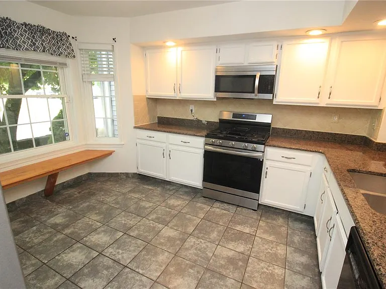 106 Founders Ct — Photo 2