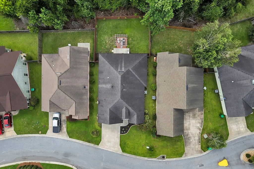 3 bed, 2.0 bath, 1858 sqft, $2,150 — Photo 3