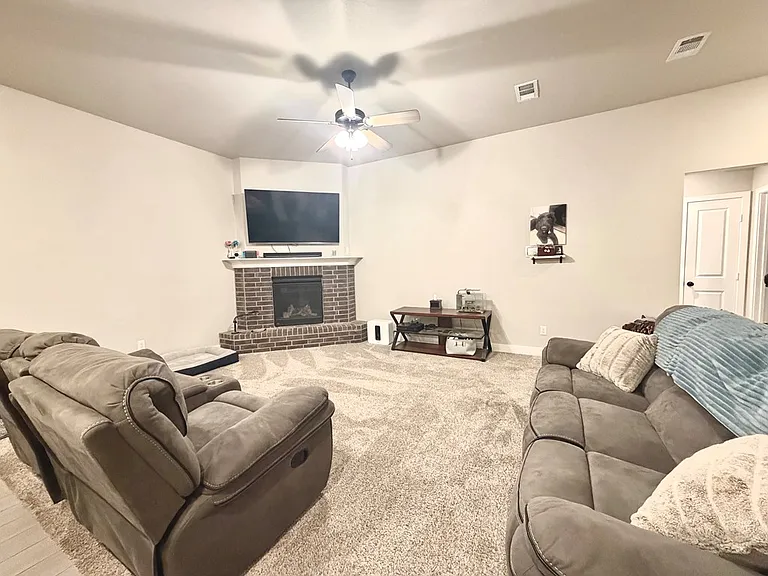 2409 Ranch Ave — Photo 2