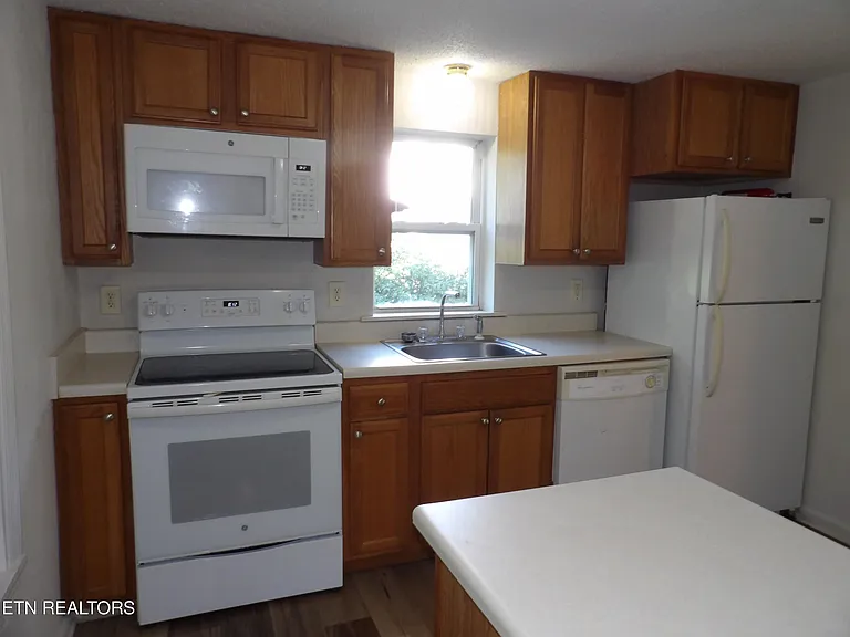 332 Cleveland St — Photo 17