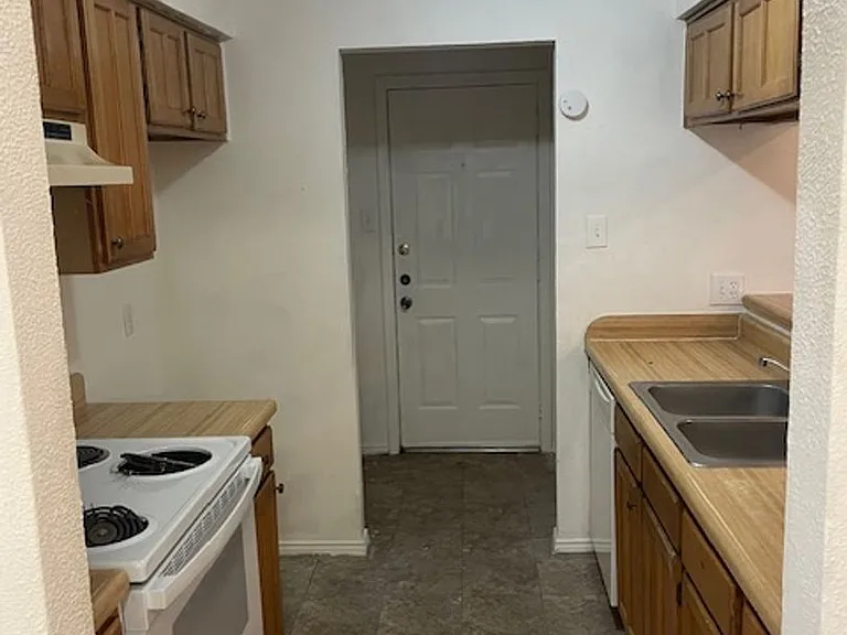 716 Woodland Ct — Photo 3