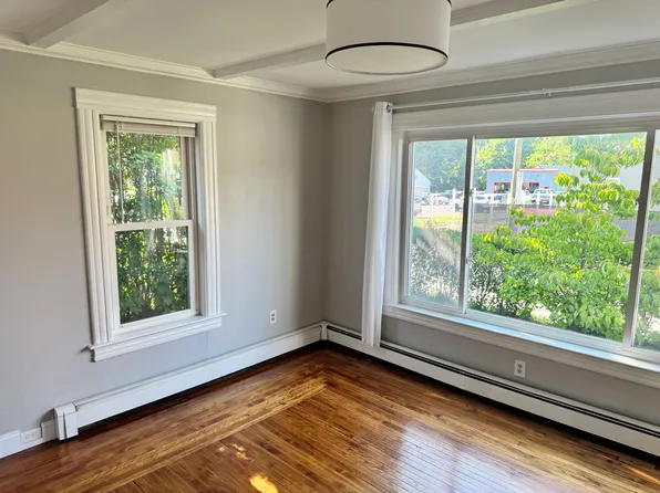 22 Pleasant St #A, Easthampton, MA 01027