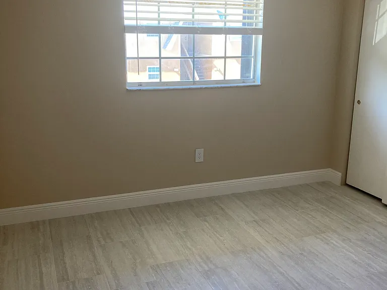 283 Ulster Ln — Photo 6