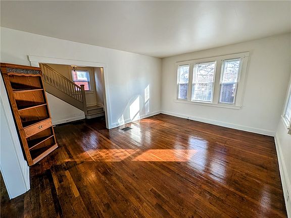 4th image of 148 Carnegie Ave
