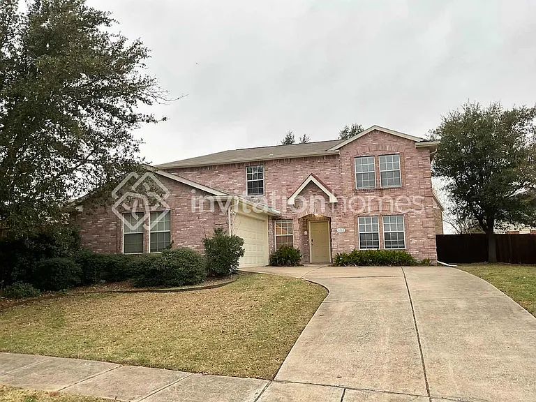1002 Chatham Ln — Photo 1