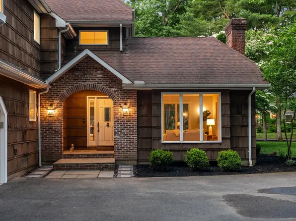 2 Oxford Road, Farmington, CT 06032