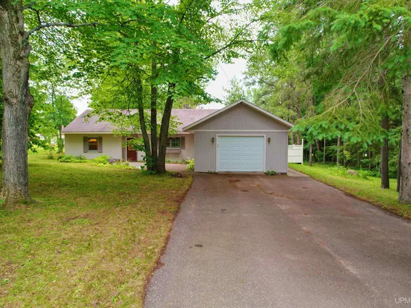 908 Evergreen St, Hancock, MI 49930