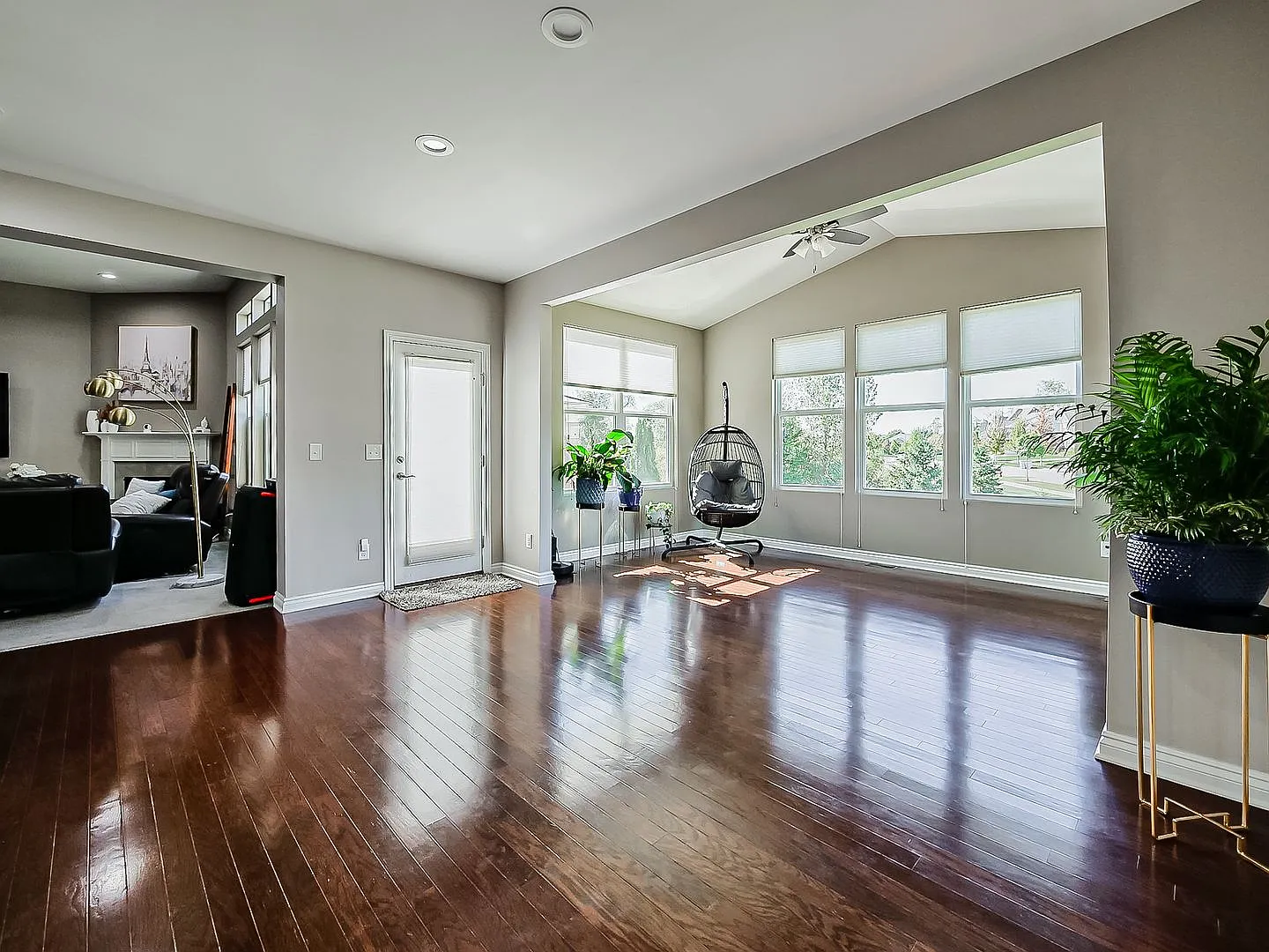 Stunning South Lyon Home with Outdoor Oasis! — Photo 4