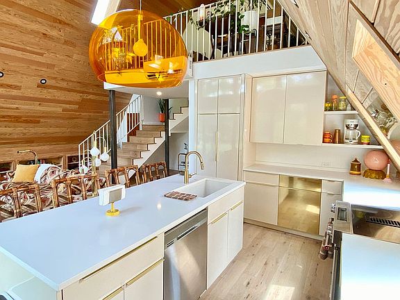 Eat-in kitchen, 3 seats