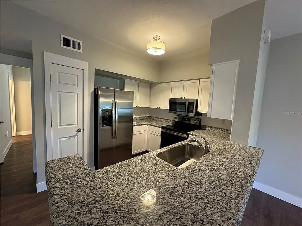 Building Photo - 10000 SW 52nd Ave #139