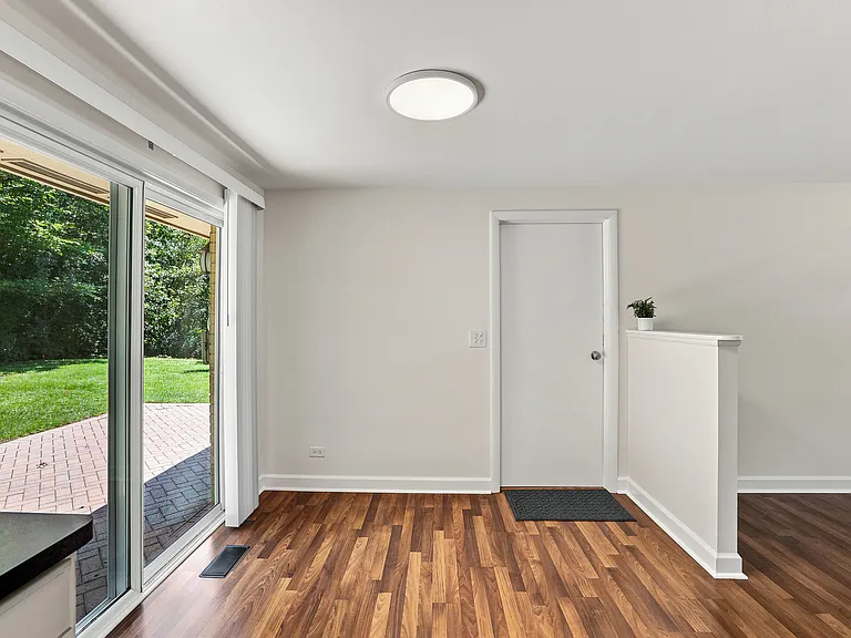 924 Bradford Ln — Photo 12