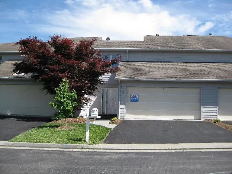 219 Woods Edge Ct — Photo 1