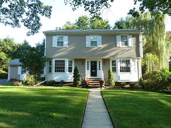 4 Br 2.5 bth Paramus Colonial