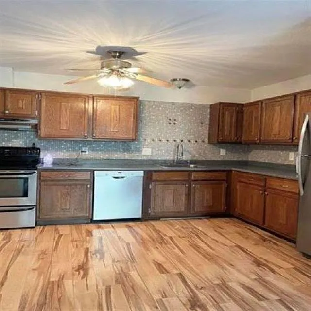 2 bed, 1.0 bath, 810 sqft, $2,300 — Photo 4