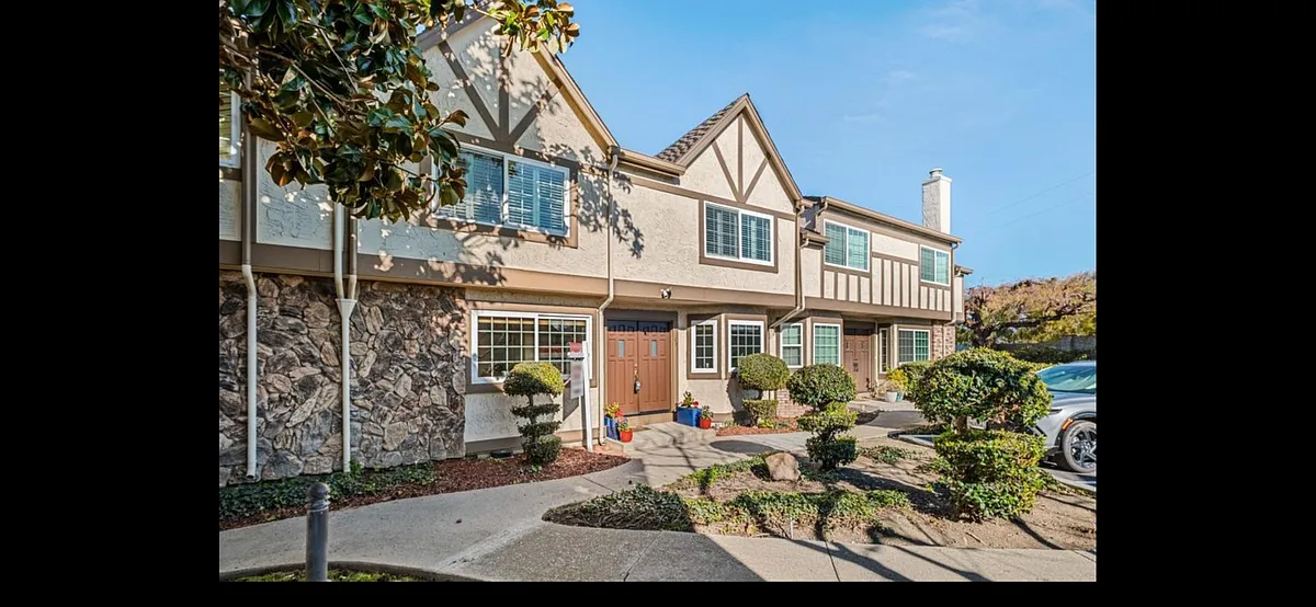 Building Photo - 1031 Las Palmas Dr