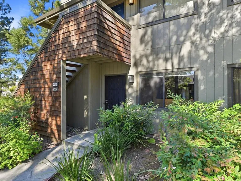 2504 La Terrace Cir — Photo 2