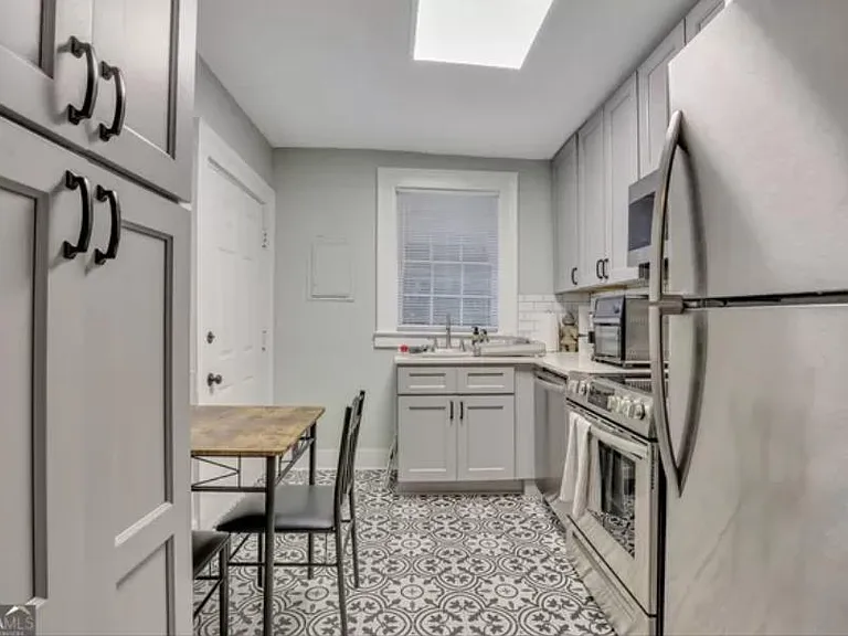 112 W Henry St #A — Photo 4