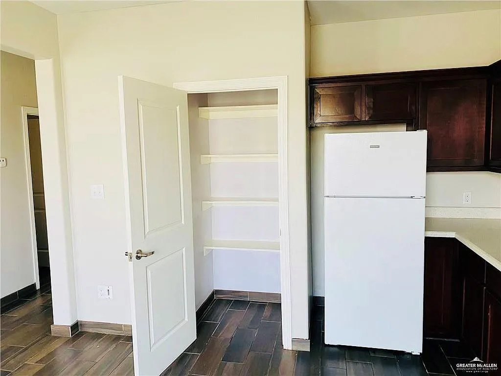 2 bed, 2.0 bath, 4160 sqft, $900 — Photo 3