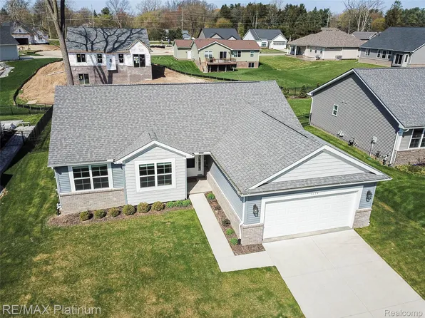 1174 Prudence Dr, Waterford, MI 48327