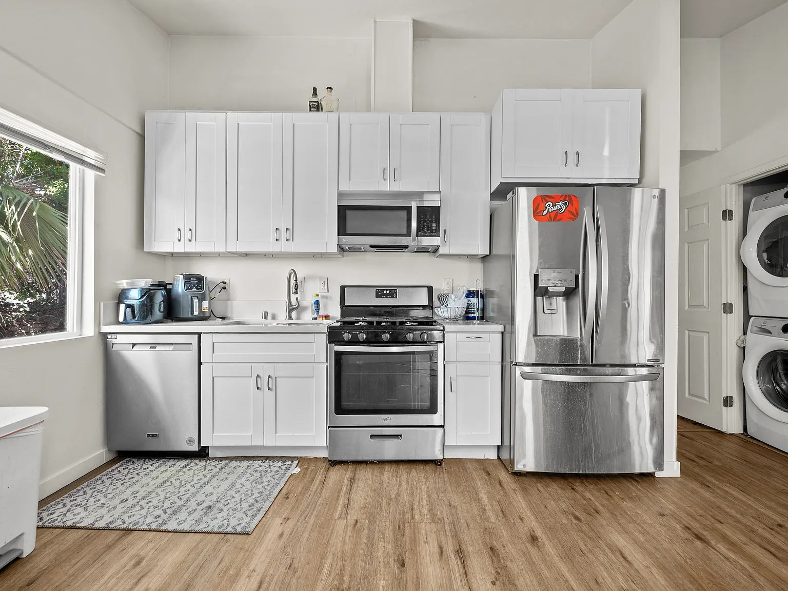 3 bed, 725 sqft, $4,600 — Photo 1