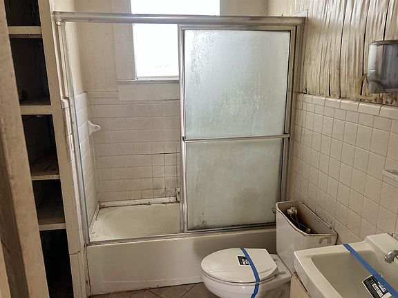 4th image of 402 E Texas Ave